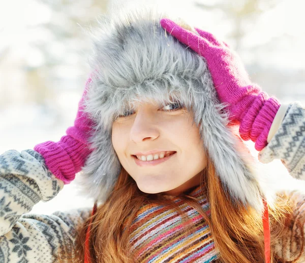 Retrato de invierno de mujer joven en sombrero de piel — Foto de Stock