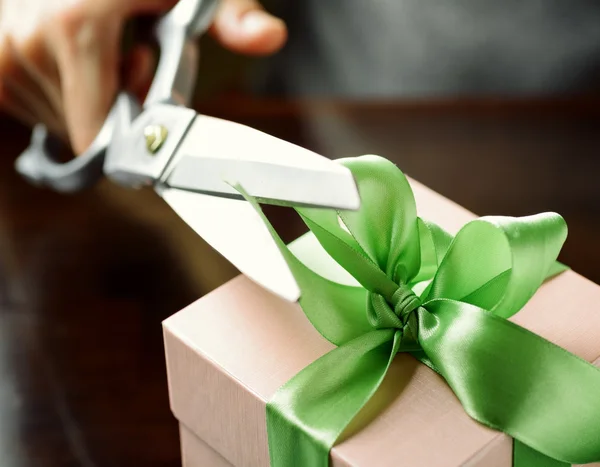 Dekorera presentförpackning med grönt band med sax — Stockfoto