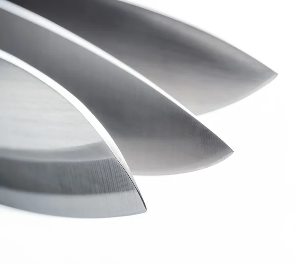 Три ножа на белом фоне — стоковое фото