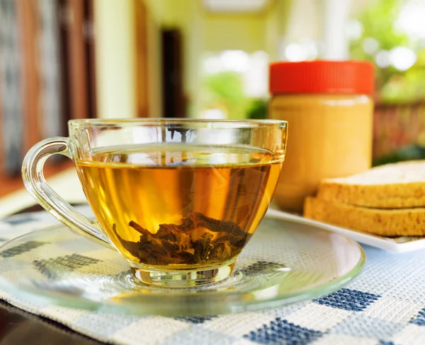 Xícara de chá e manteiga de amendoim — Fotografia de Stock
