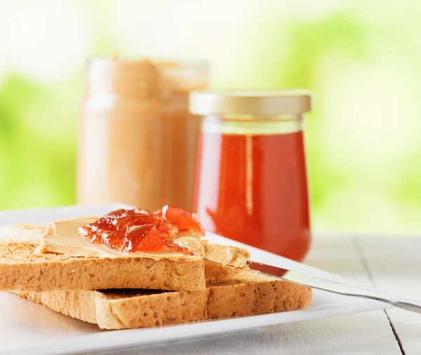 Toast met pindakaas en strawberry jam — Stockfoto