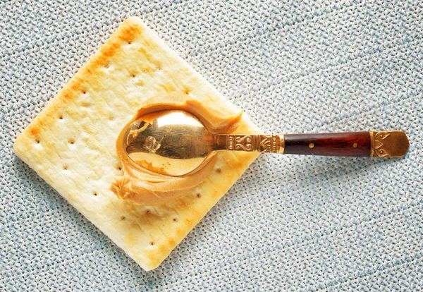 Galleta amarilla y cuchara vintage con mantequilla de maní —  Fotos de Stock