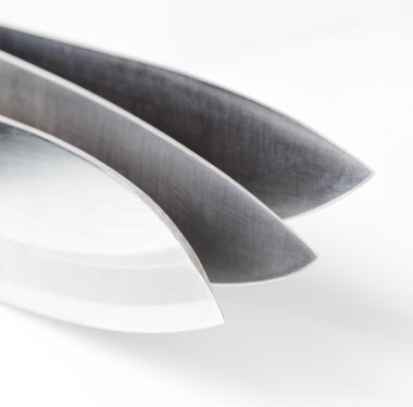 beyaz zemin üzerinde üç bıçak