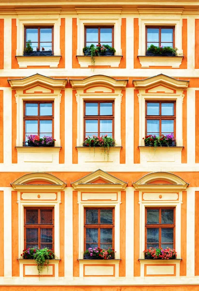 Architecture of Europe. Windows of an old house — Stock Photo, Image