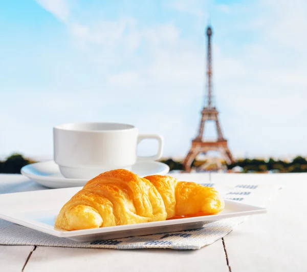 Чашка кофе и круассан в Париже — стоковое фото