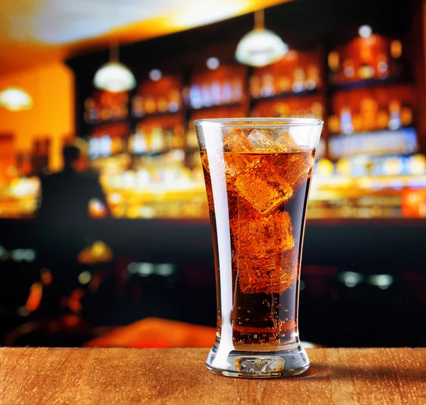 Bicchiere di cola con ghiaccio in un bar — Foto Stock