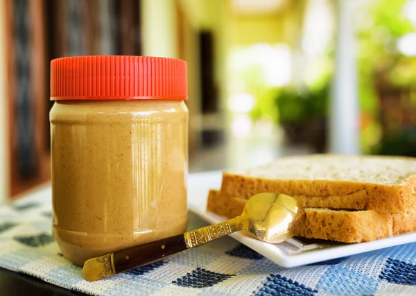 Pot pindakaas en toast op zomerterras — Stockfoto