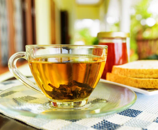 Tasse Tee und Erdnussbutter — Stockfoto