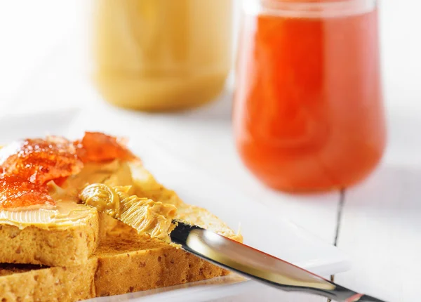 Grzanki z masłem orzechowym i dżemem truskawkowym — Zdjęcie stockowe