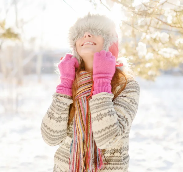 Winter portret van een jonge vrouw in bont hoed — Stockfoto