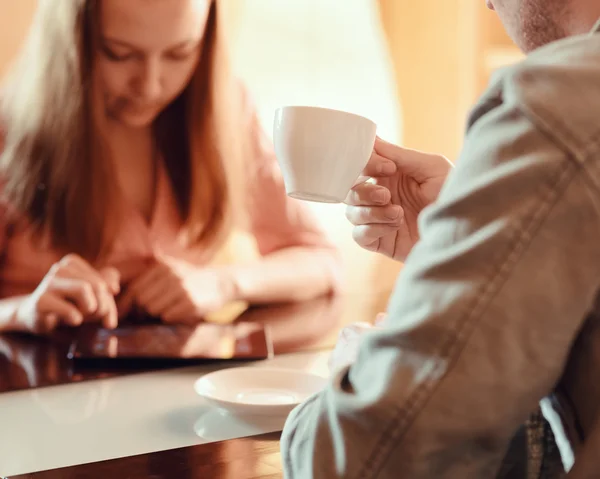 Par ignorerar varandra upptagen med sina mobila enheter — Stockfoto