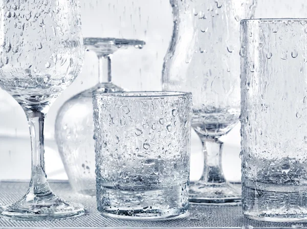 Glaswäsche unter Wasserstrahlen — Stockfoto