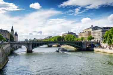 Paris'te Seine Nehri üzerinde Notre Dame köprü görünümü,