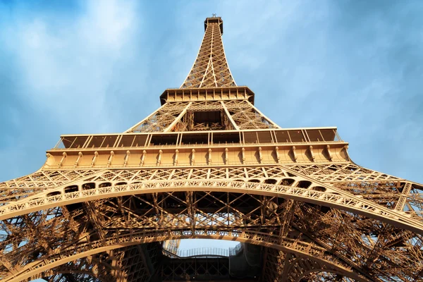 Koronkowe łuki z wieży Eiffla w Paryżu, Francja. — Zdjęcie stockowe