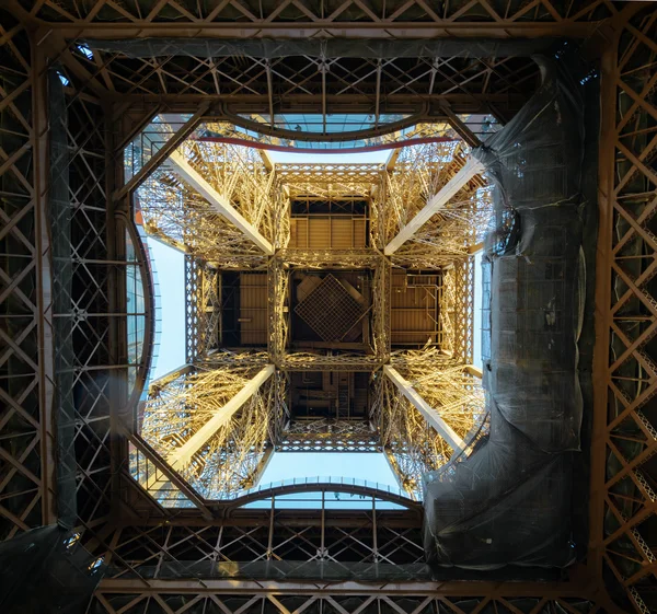 La Tour Eiffel à Paris, France. Paris est l'un des plus peuplés — Photo