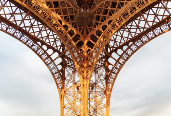 Arcos rendados da Torre Eiffel em Paris, França . — Fotografia de Stock