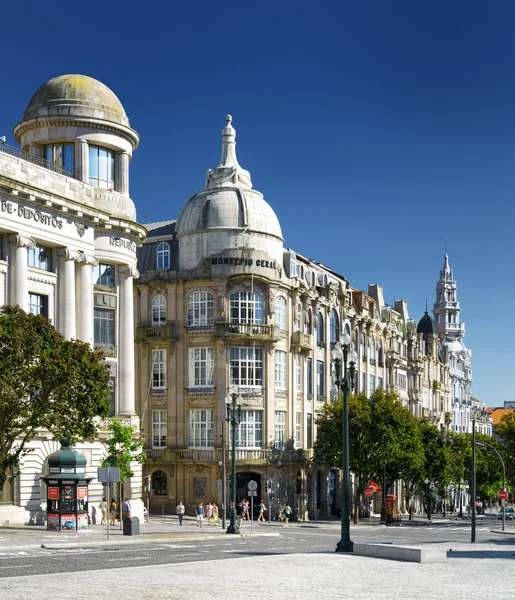 Byggnader på avenyn med allierade (Avenida dos Aliados) i P — Stockfoto