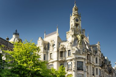 Liberty Squar Tarih Saat Kulesi ile bina cephe