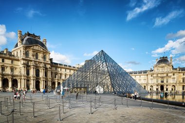 Louvre piramit görünümü. Paris, Fransa.