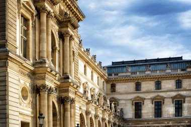 Sütunlar ve Louvre Müzesi Pa'nın süslüyor Heykel Sergisi