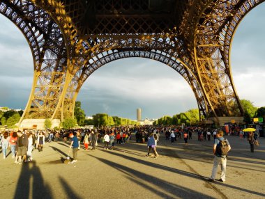 Eiffel kulesinin altında yürüyen turist. Paris.