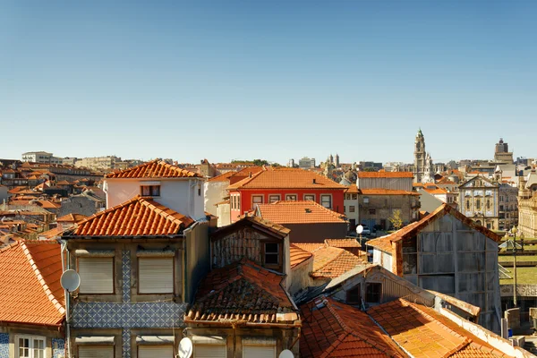 色のファサードと、ポルトガルのポルトの家々 の屋根. — ストック写真