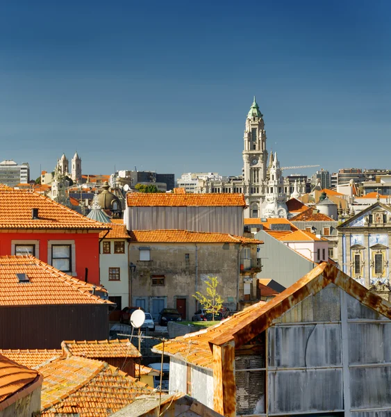 Facciate colorate e tetti di case, veduta del centro storico — Foto Stock