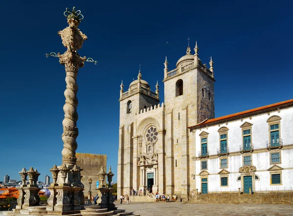 Popüler bir turistik Portekiz'in Porto Katedral olduğunu — Stok fotoğraf