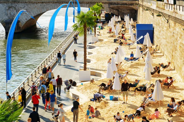 公共海滩上塞纳河在巴黎，法郎的银行 — 图库照片