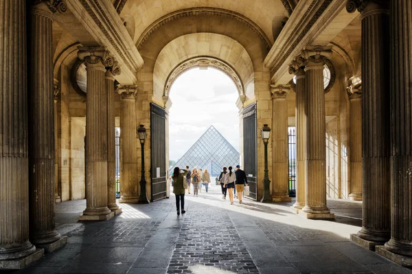 A vista da pirâmide do Louvre através da porta Sully em — Fotografia de Stock