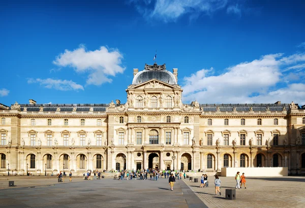 De weergave van de Sully vleugel van het Louvre, Parijs. — Stockfoto