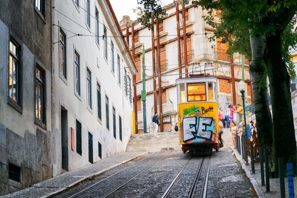 De kabelspoorweg Gloria in Lissabon, Portugal. — Stockfoto