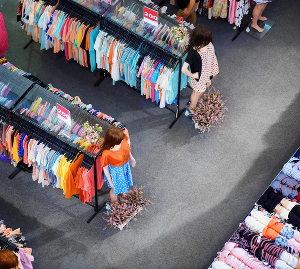 Grande venda de roupas femininas na moda e lingerie na loja — Fotografia de Stock