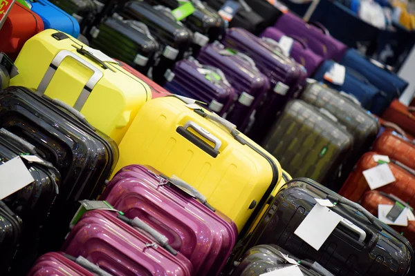 Sale of suitcases of different sizes and colors — Stock Photo, Image