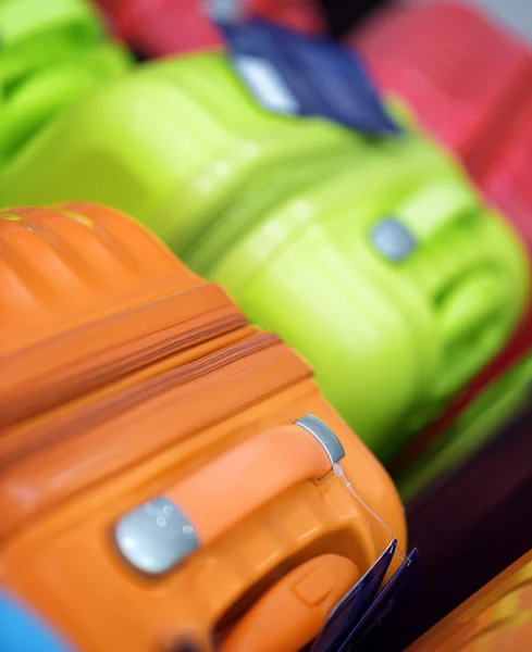 Новые чемоданы разных цветов — стоковое фото
