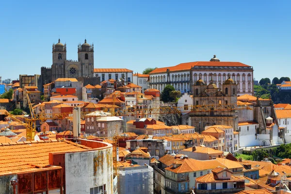 多彩的外墙和屋顶的房子在波尔图，葡萄牙. — 图库照片