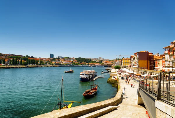 Uitzicht op de Douro rivier en de kade in Porto, Portugal. — Stockfoto