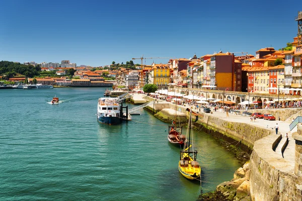 La rivière Douro et les façades colorées de vieilles maisons sur le remblai — Photo