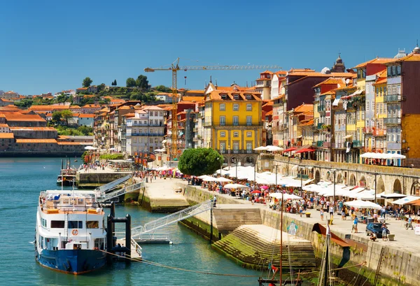 Il fiume Douro e facciate colorate di vecchie case su argine — Foto Stock