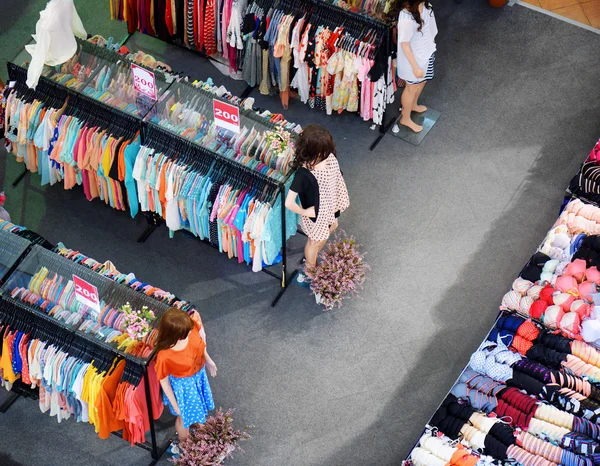 Grote verkoop van modieuze kleding en lingerie in winkel — Stockfoto