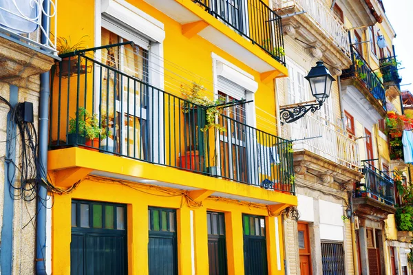 Kleurrijke gevels van oude huizen in Porto, Portugal. — Stockfoto