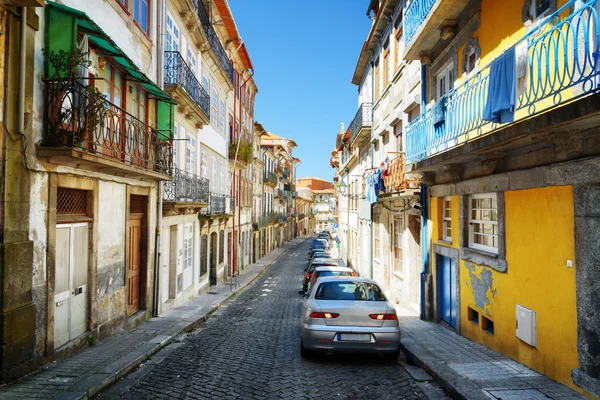 Fachadas coloridas de casas antigas na rua do centro histórico — Fotografia de Stock