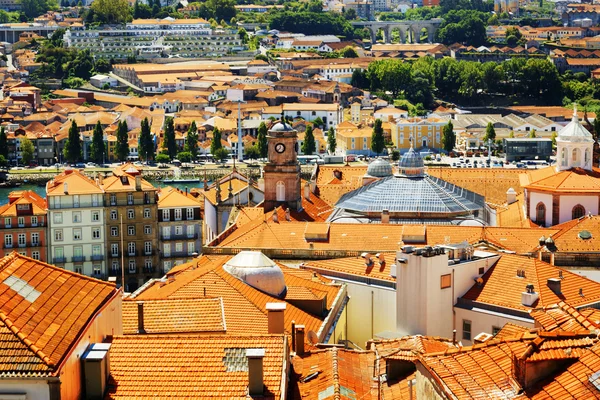 Facciate colorate e tetti di case in Oporto, Portogallo . — Foto Stock