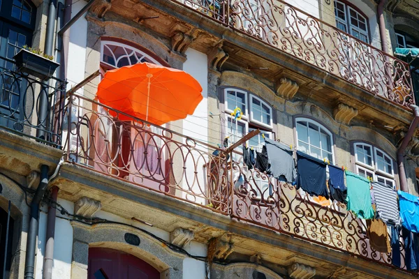 Δαντέλα μπαλκόνια δομικά στοιχεία παλαιών σπιτιών στο Πόρτο της Πορτογαλίας. — Φωτογραφία Αρχείου