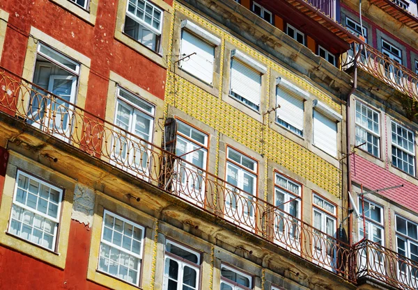 Colorful facades of old houses in Porto, Portugal. — Stock Photo, Image