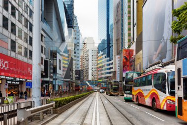 Decker otobüs ve tramvaylar Hong Kong Merkez sokaklarda