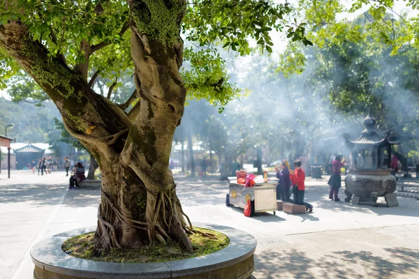 Imádkozott a buddhista templom, Po Lin kolostor Hong Kong — Stock Fotó