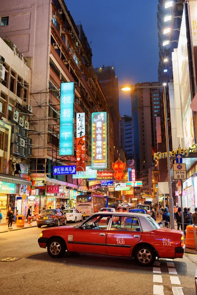 Taxi en la calle de la ciudad nocturna Hong Kong . — Foto de Stock