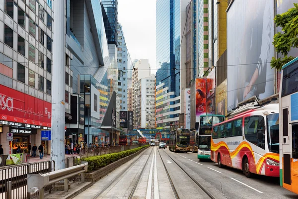 Decker автобусами й трамваями на центральних вулицях Hong Kong — стокове фото