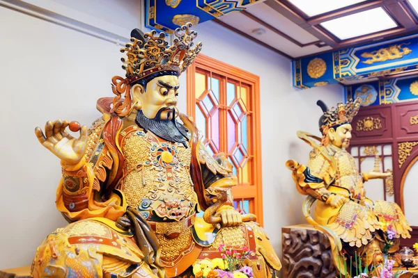 Estatua budista en la entrada del monasterio de Po Lin en Hong — Foto de Stock